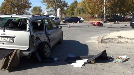 Моторист се вряза в кола при жестока катастрофа в Пловдив