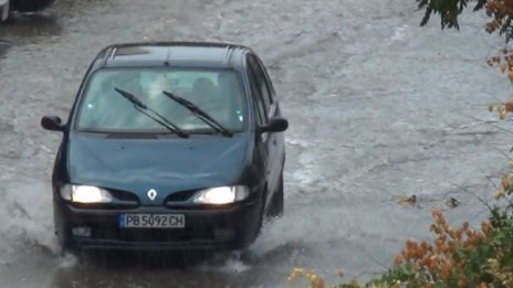 Бедствено положение в Харманли, улици в Пловдив – под вода 