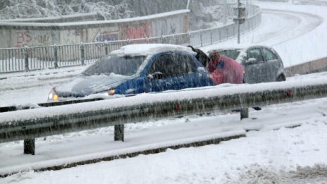 Петметрови преспи затрупаха автомобили на Беклемето