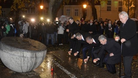 Кукли във филм разказват за Нежната революция в Прага