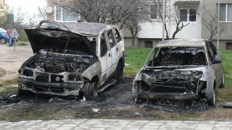 Подпалените в Лом коли са на общински съветник