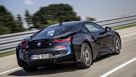 BMW i8 образува дълъг списък с чакащи