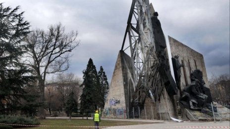 Паметник пред НДК няма, само останки, призна Фандъкова