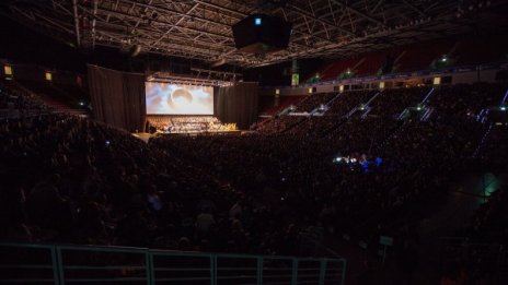 10 000 аплодираха на крака Lord of the Rings in Concert