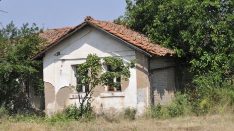 Собственици на къщи на село ги дават без пари 