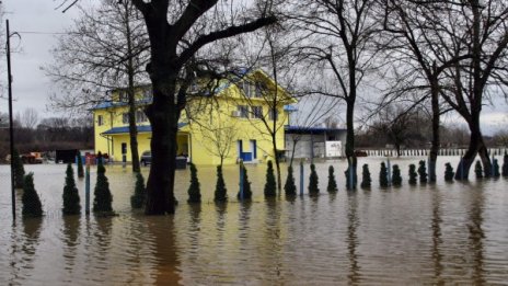 Валежите утре ще отслабват и постепенно ще спрат