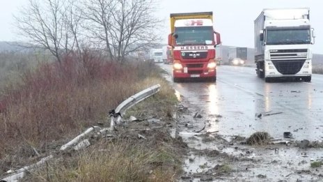 Два тира и автобус се удариха на изхода на София 