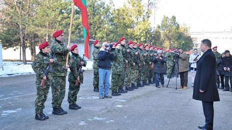 Няма да съкращават военни, условията за пенсиониране остават