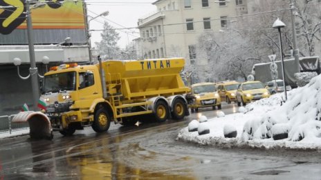 Булевардите в София са чисти, автобусите се движат нормално 