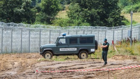 Нова ограда заменя живия полицейски щит на границата