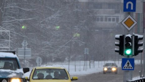 Ураганен вятър духа в Ловеч, в Търговищко вали 