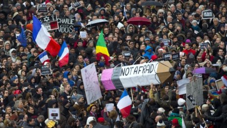 Париж, "въоръжен" с писалки, казва "не" на тероризма