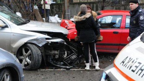 Четири коли се удариха на столичен булевард 