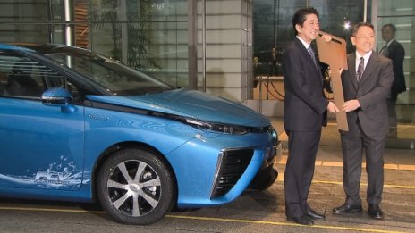 Японският премиер получи първата Toyota Mirai