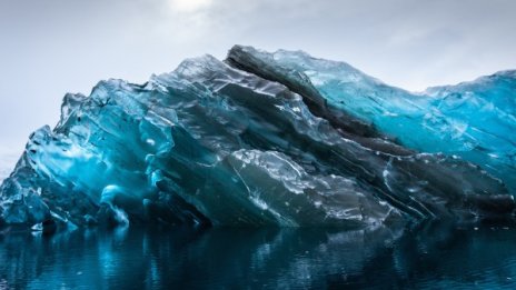 "Скъпоценни камъни" от лед плуват във водите на Антарктика