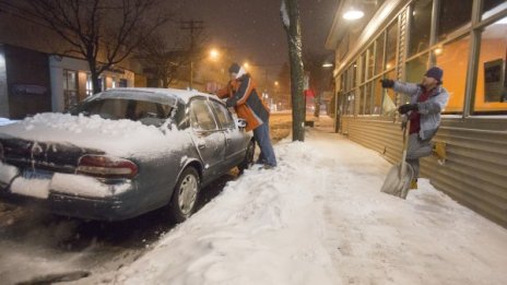 Снегът в Ню Йорк оставя учениците вкъщи, театрите затвориха