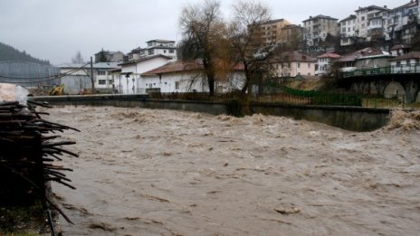 Бедствено положение в Смолян, река Черна излезе от коритото си