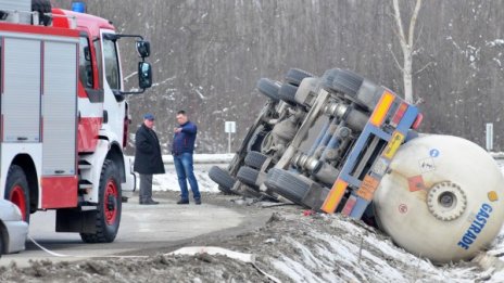 Цистерна с газ се обърна на Околовръстното на Враца