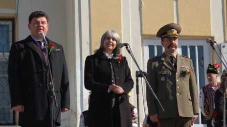 С вино, рози и под патронажа на вицепрезидента отбелязаха Трифон Зарезан в Сухиндол