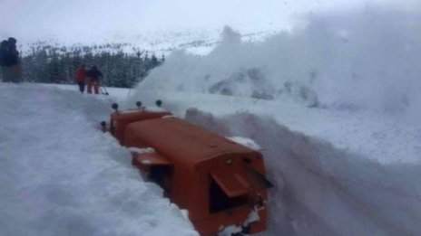 Роторни снегорини борят невиждани преспи в Родопите