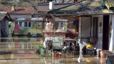 Само бедните с пари за бедствия, другите – на застраховки