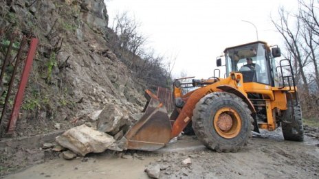 Свлачище затвори изцяло пътя Асеновград - Смолян 