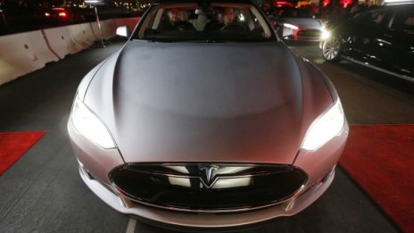 Tesla подобрява колите си чрез интернет