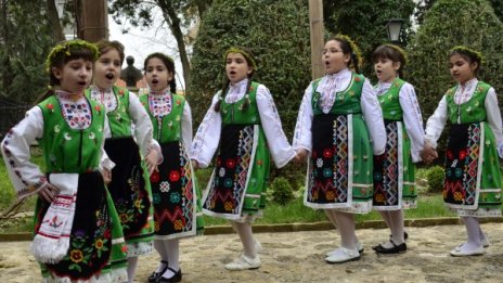 Празник е! Лазарки пеят за плодородие и благодат