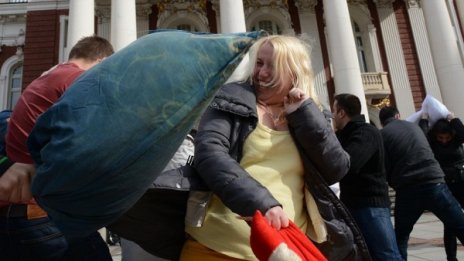 Пух и пера! Младо и старо грабна възглавниците