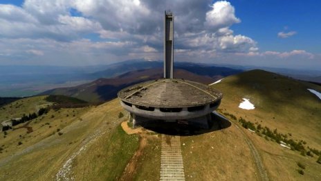 Винкел, дъски, железа...  Това остана от "червената" мечта