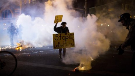 Протестите, прерастващи в размирици, вече обичайни в САЩ