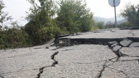 Път към курорт в Родопите пропадна със 70 см