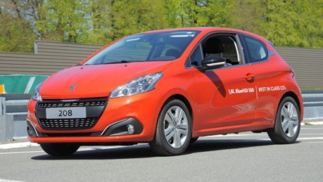 Peugeot 208 мина 100 км. с едни 2 литра 