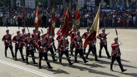 Народът разчита на армията си, а армията застава зад народа си