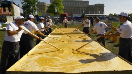 Шуменци си опържиха най-големия омлет на Балканите 