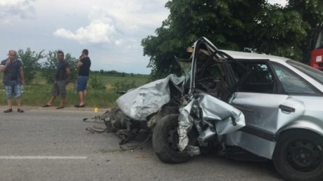 Един труп и двама ранени при челен удар на пътя