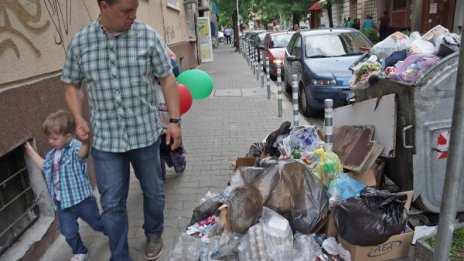 Боклук и воня, а покрай него деца