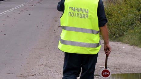 Задържан е граничар от Лесово, прекарвал мигранти 