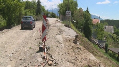 Две села в паника, свлачище върви към домовете им