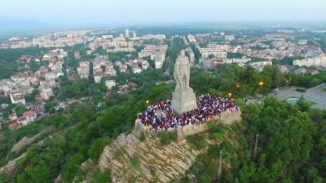 Дронът литна: Абитуриентски панаир на суетата