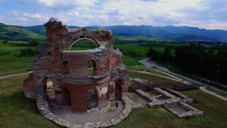 Полет над Червената църква. Историята в кадри