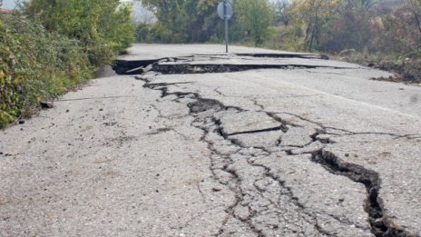 Натоварен път се вие в Бачково, а под него – кухо