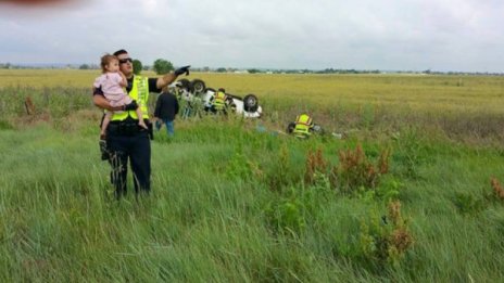 Пътна трагедия, ранени, а полицай пее на дете