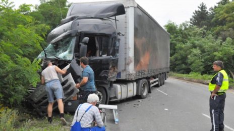 Тир и камион се сблъскаха, затвориха пътя Враца-Монтана