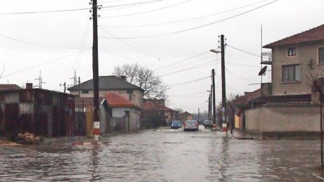 Евакуираха семейство от наводнена къща в Троян 