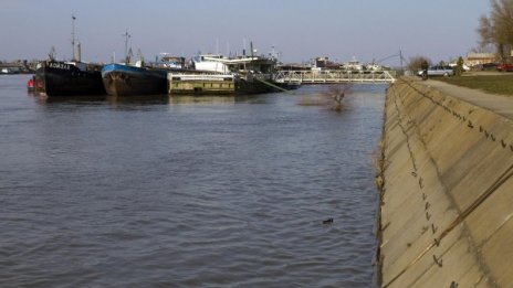 Товарен кораб заседна в Дунав заради ниски води