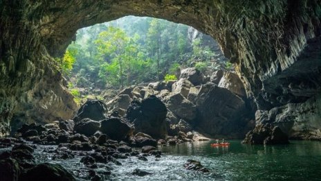 Oгромната пещерна река в Лаос