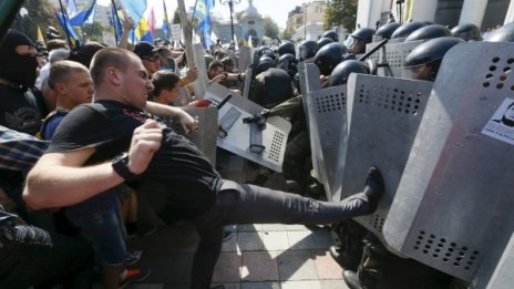 Първа жертва на сблъсъците в Киев