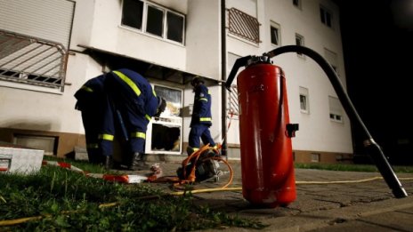 Петима пострадаха в пожар в приют за бежанци в Германия