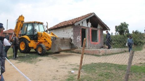 Багерите се завръщат в Гърмен, роми плашат да се палят